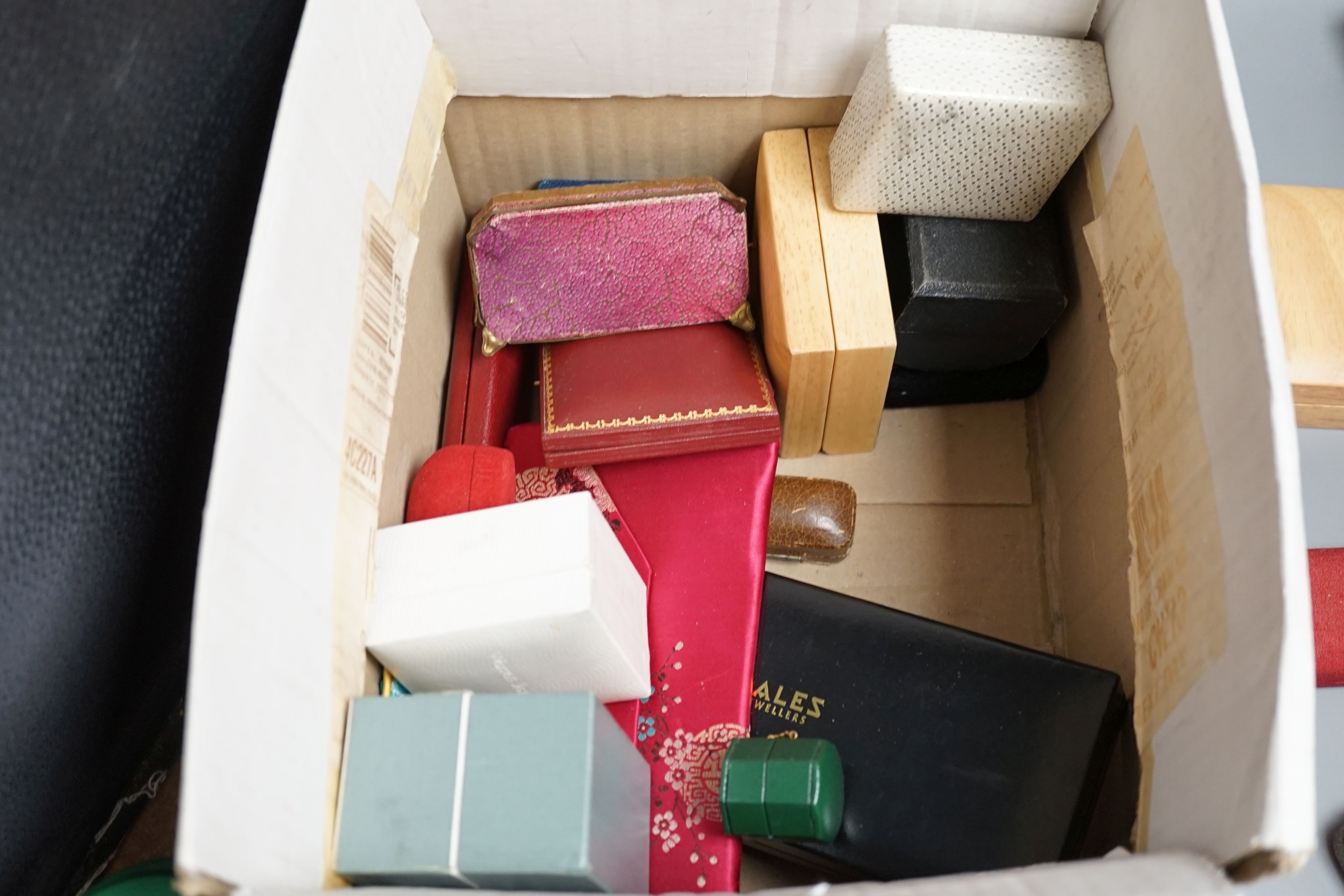 A quantity of various jewellery boxes.